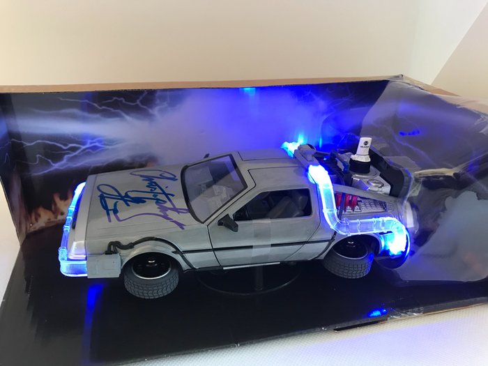 Tilbage til fremtiden - Signed by Christopher Lloyd ( Dr. Emmett "Doc" Brown ) Signed DeLorean Model Car