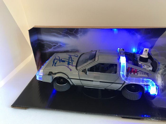 Tilbage til fremtiden - Signed by Christopher Lloyd ( Dr. Emmett "Doc" Brown ) Signed DeLorean Model Car