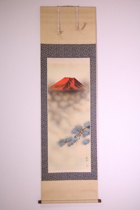 Kakejiku 掛軸 (hængende rulle) - imponerende skildring af det ikoniske Fuji-bjerg, malet i levende - Papir - 栖峰  Seiho - Japan - 1900-2000