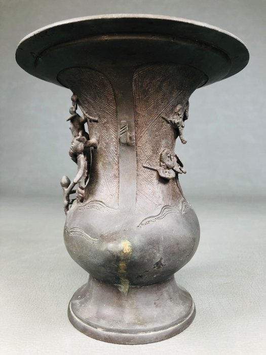 Vase - Bronze, En vase med en tredimensionel skulptur af en gammel figur og blommeblomster - en antik vase - Japan - Edo-perioden (1600-1868)