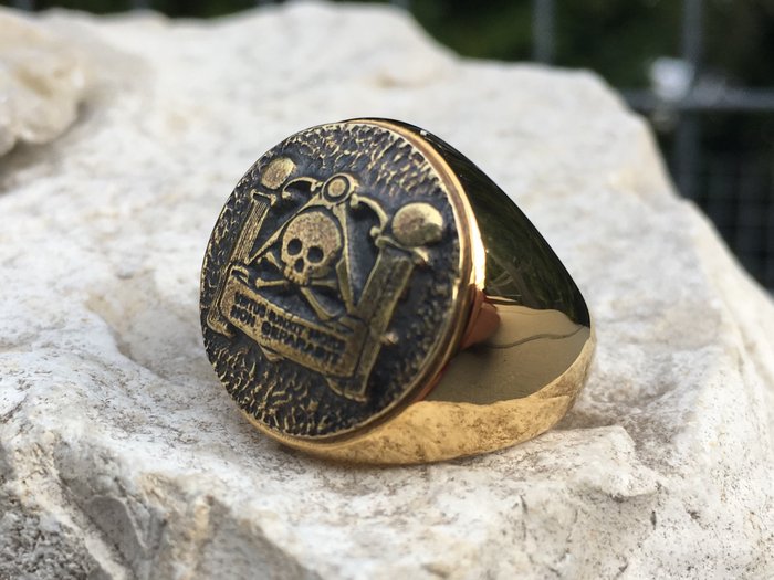 Memento Mori Latin Skull Pillars Hypoallergen kirurgisk stål + 24 karat forgyldt - Ring