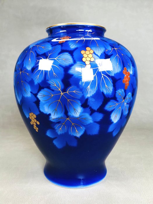 Vase - Porcelæn, Smuk druevase brugt af Imperial Household Agency - Japan  (Ingen mindstepris)