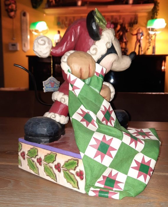 Enesco - Disney Showcase Collection - Mickey Mouse "Bundle of Holiday Cheer"