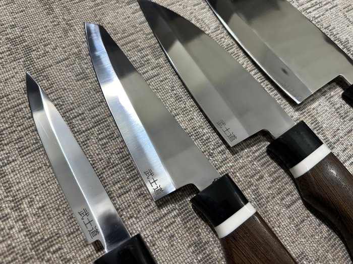 Køkkenkniv - Chef's knife -  Japanske D2 stålhakker, Deba, Garasuki  Petty Chef knive - D2 stål  designtræ  udsøgt sortfarvet harpikshåndtag - Japan