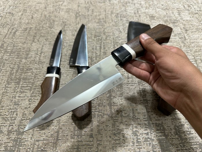 Køkkenkniv - Chef's knife -  Japanske D2 stålhakker, Deba, Garasuki  Petty Chef knive - D2 stål  designtræ  udsøgt sortfarvet harpikshåndtag - Japan