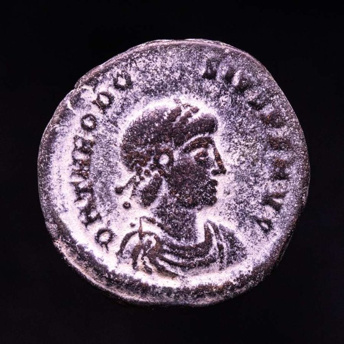 Romarriket. Theodosius I (AD 379-395). Maiorina 379-383 A.D. GLORIA ROMANORVM, emperor standing left on galley  (Ingen mindstepris)