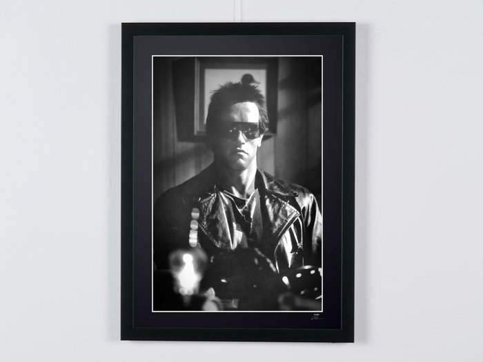 The Terminator 1984 - Arnold Schwarzenegger - Fine Art Photography - Luxury Wooden Framed 70X50 cm - Limited Edition 03 of 30 - Serial ID 30581 - Original Certificate (COA), Hologram Logo Editor and QR Code - 100% New items.