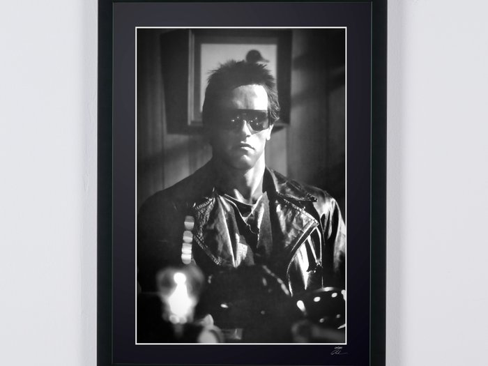 The Terminator 1984 - Arnold Schwarzenegger - Fine Art Photography - Luxury Wooden Framed 70X50 cm - Limited Edition 03 of 30 - Serial ID 30581 - Original Certificate (COA), Hologram Logo Editor and QR Code - 100% New items.