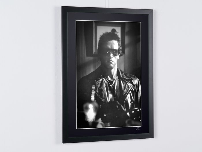 The Terminator 1984 - Arnold Schwarzenegger - Fine Art Photography - Luxury Wooden Framed 70X50 cm - Limited Edition 03 of 30 - Serial ID 30581 - Original Certificate (COA), Hologram Logo Editor and QR Code - 100% New items.