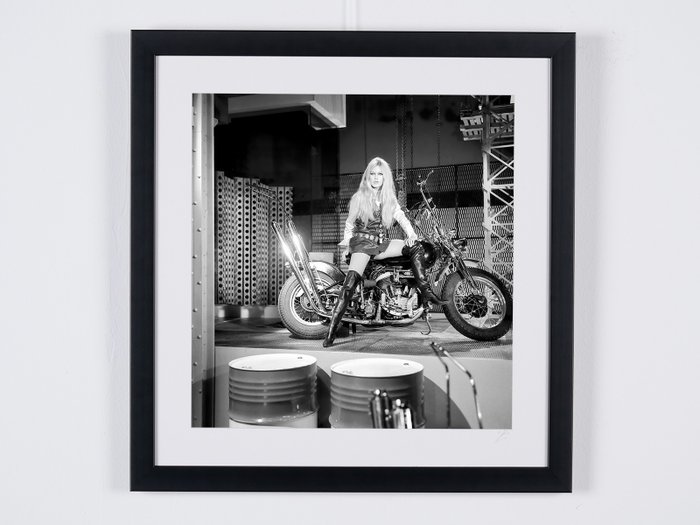 Brigitte Bardot - Harley Davidson - Fine Art Photography - Luxury Wooden Framed 70X50 cm - Limited Edition Nr 04 of 35 - Serial ID 20193 - Original Certificate (COA), Hologram Logo Editor and QR Code - 100% New items.