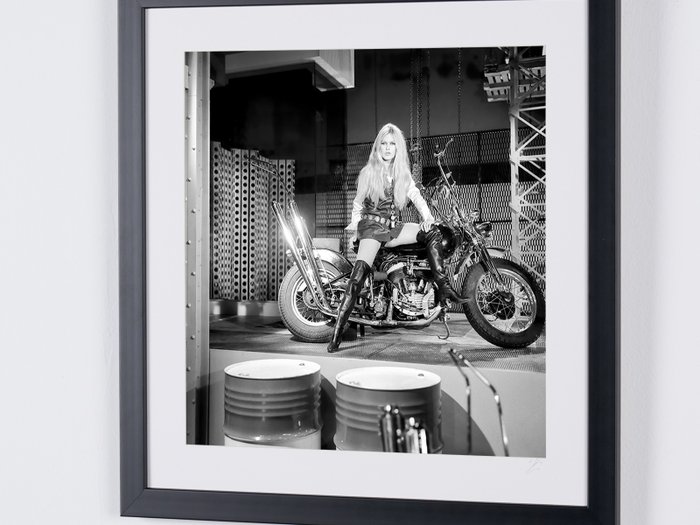 Brigitte Bardot - Harley Davidson - Fine Art Photography - Luxury Wooden Framed 70X50 cm - Limited Edition Nr 04 of 35 - Serial ID 20193 - Original Certificate (COA), Hologram Logo Editor and QR Code - 100% New items.