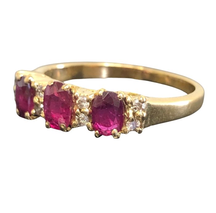 Ingen mindstepris - Ring - 18 kraat Gulguld -  0.68ct. tw. Rubin - Diamant