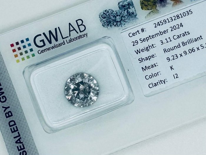 Ingen mindstepris - 1 pcs Diamant  (Natur)  - 3.11 ct - Rund - K - I2 - Gemewizard Gemological Laboratory (GWLab)