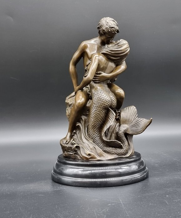 Statue, Bronze: Man Kissing a Mermaid - 24.5 cm - Bronze, Marmor