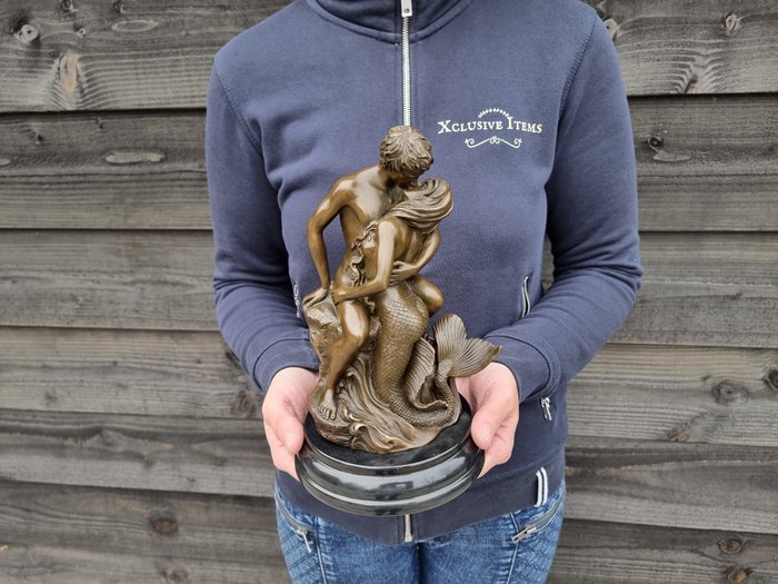 Statue, Bronze: Man Kissing a Mermaid - 24.5 cm - Bronze, Marmor