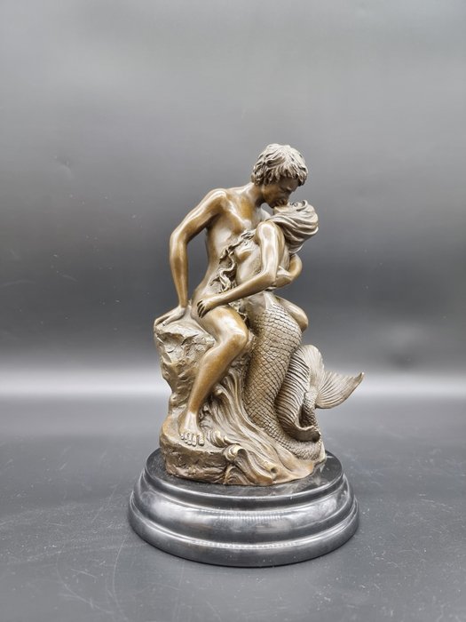 Statue, Bronze: Man Kissing a Mermaid - 24.5 cm - Bronze, Marmor