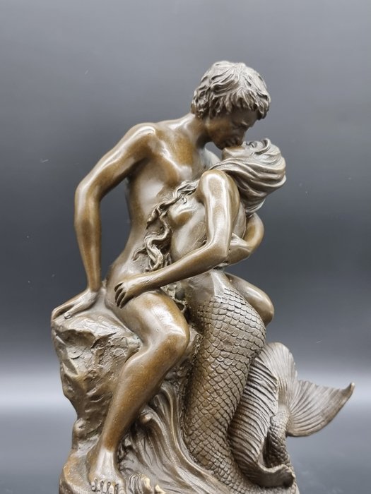 Statue, Bronze: Man Kissing a Mermaid - 24.5 cm - Bronze, Marmor