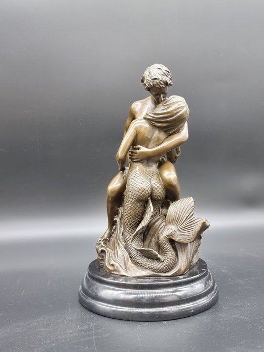 Statue, Bronze: Man Kissing a Mermaid - 24.5 cm - Bronze, Marmor