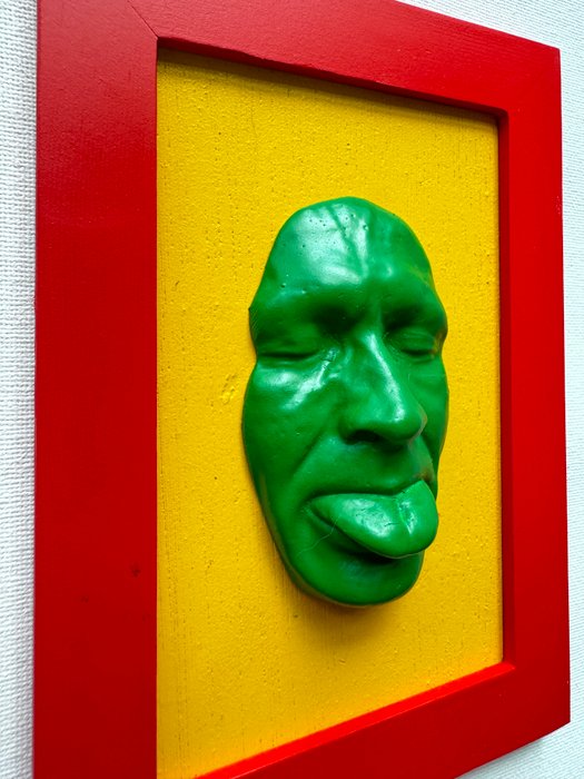 Gregos (1972) - Small green mockery on yellow background-red frame