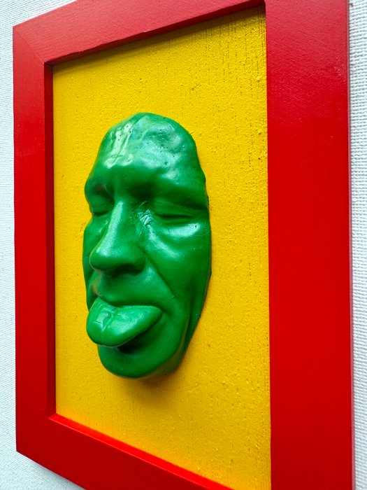 Gregos (1972) - Small green mockery on yellow background-red frame