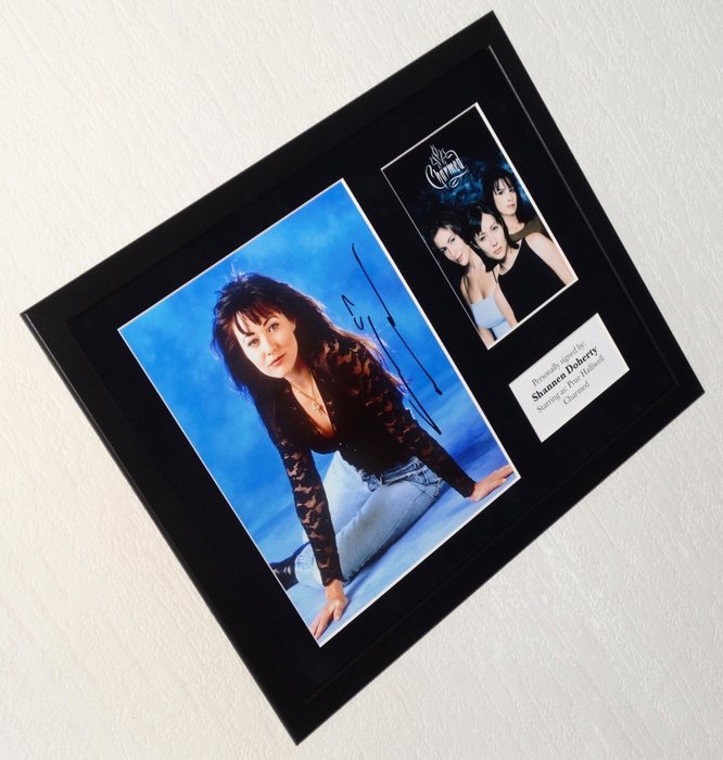 Charmed - Shannen Doherty (RIP) (Prue Halliwell) Framed, signed + COA  Photo signing session