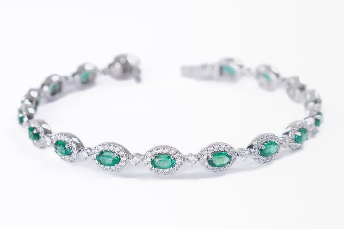 Other brand - Tennisarmbånd - Browns Emerald  Diamond Halo Tennis Bracelet Se In 18ct White Gold - 18 kraat Hvidguld -  6.37ct. tw. Smaragd - Diamant - Superio