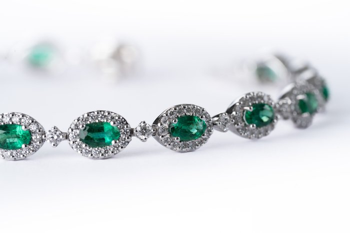 Other brand - Tennisarmbånd - Browns Emerald  Diamond Halo Tennis Bracelet Se In 18ct White Gold - 18 kraat Hvidguld -  6.37ct. tw. Smaragd - Diamant - Superio