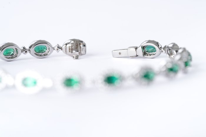 Other brand - Tennisarmbånd - Browns Emerald  Diamond Halo Tennis Bracelet Se In 18ct White Gold - 18 kraat Hvidguld -  6.37ct. tw. Smaragd - Diamant - Superio