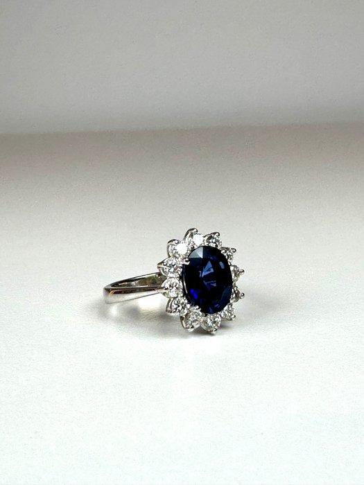 Ring - 18 kraat Hvidguld -  5.01ct. tw. Safir - Diamant - Ring i 18 karat hvidguld