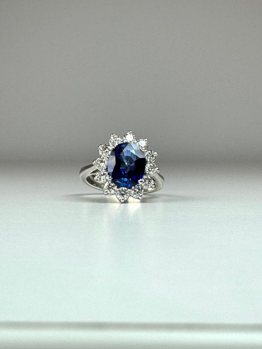 Ring - 18 kraat Hvidguld -  5.01ct. tw. Safir - Diamant - Ring i 18 karat hvidguld