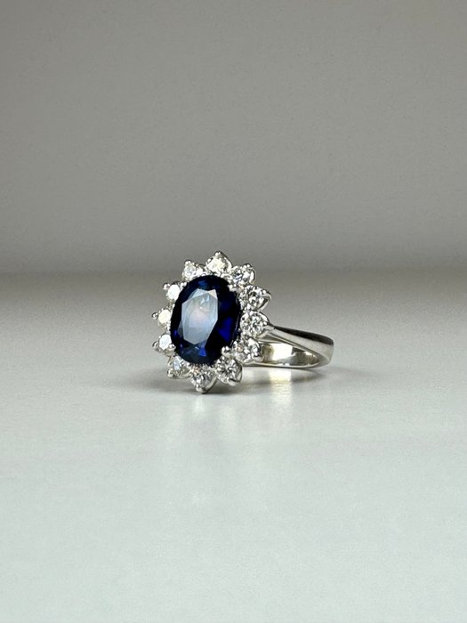 Ring - 18 kraat Hvidguld -  5.01ct. tw. Safir - Diamant - Ring i 18 karat hvidguld