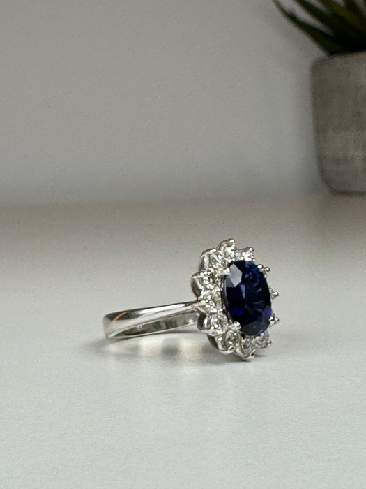 Ring - 18 kraat Hvidguld -  5.01ct. tw. Safir - Diamant - Ring i 18 karat hvidguld