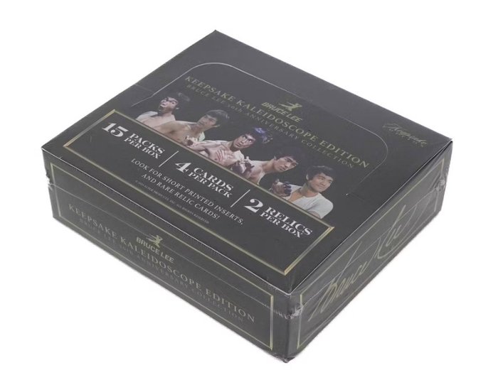 2024 Keepsake Keepsake 50th Anniversary Kaleidoscope Edition - Bruce Lee - 2 x Bruce Lee Relic Card per Box! - 60 Cards - 1 Card - Næsten så god som ny (NM)