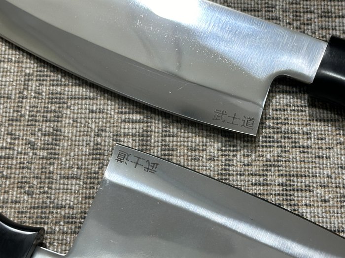 Køkkenkniv - Chef's knife -  Japanske højpolske D2 stålhakker  Bunka kokkeknive - D2 Steel  Designing Wood Udsøgt harpikshåndtag - Japan