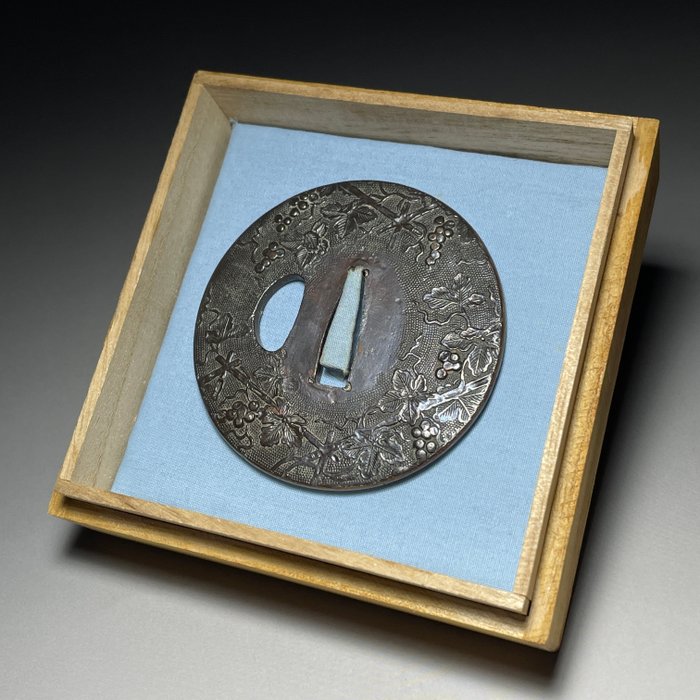 Katana - Shakudo Kagamishi Sanmai TSUBA, 赤銅鏡師三枚, Edo-periode, 73x72x4,2mm 111g - Japan - Edo-perioden (1600-1868)  (Ingen mindstepris)