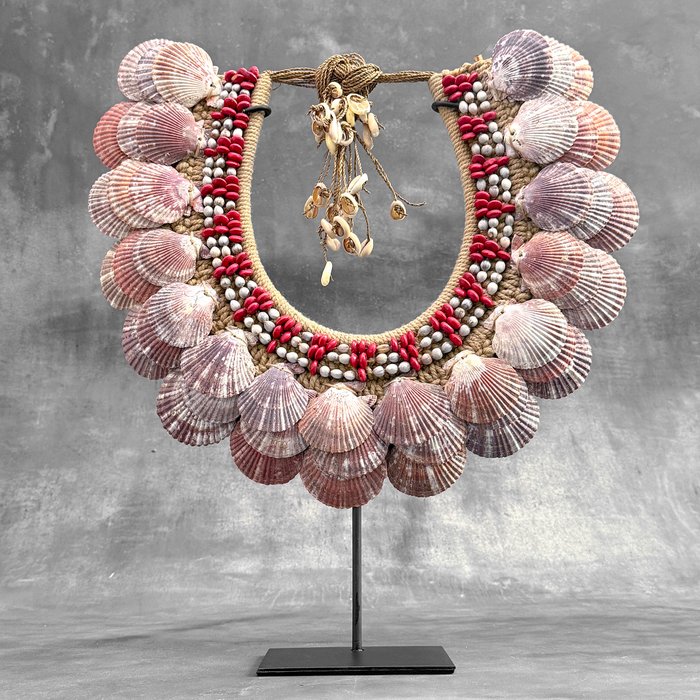 Dekorativt ornament - NO RESERVE PRICE - SN9 - Decorative Shell necklace on a custom stand - Papua Ny Guinea