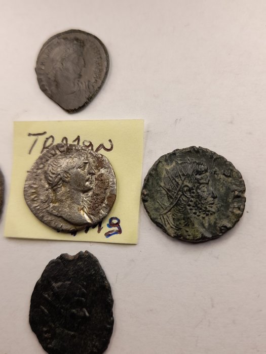 Romarriket. Lot of 5 coins incl.: Trajan Denarius with Dacia reverse and 4 Late Roman bronzes  (Ingen mindstepris)