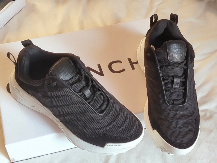 Givenchy - Sneakers - Størelse: EU 40