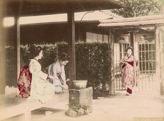 Kusakabe Kimbei Farsari et divers Yokohama School - "Washing her hands"