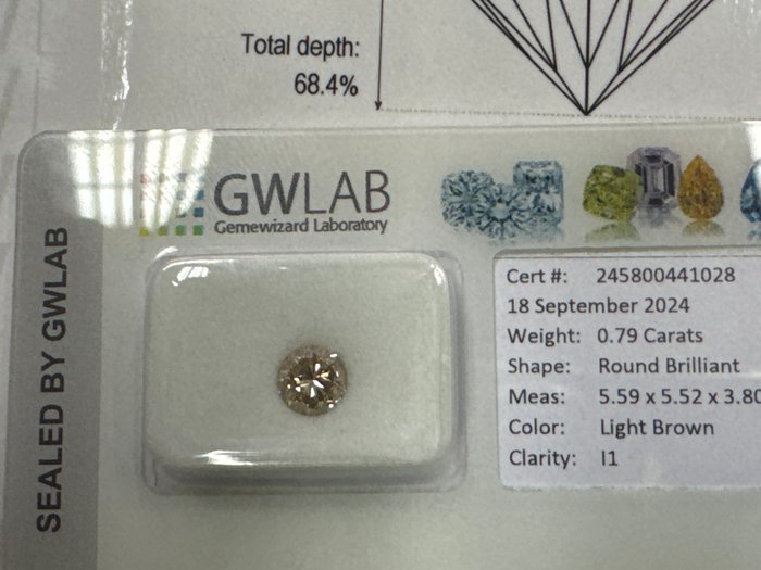 Ingen mindstepris - 1 pcs Diamant  (Naturfarvet)  - 0.79 ct - Rund - Light Brun - I1 - Gemewizard Gemological Laboratory (GWLab)