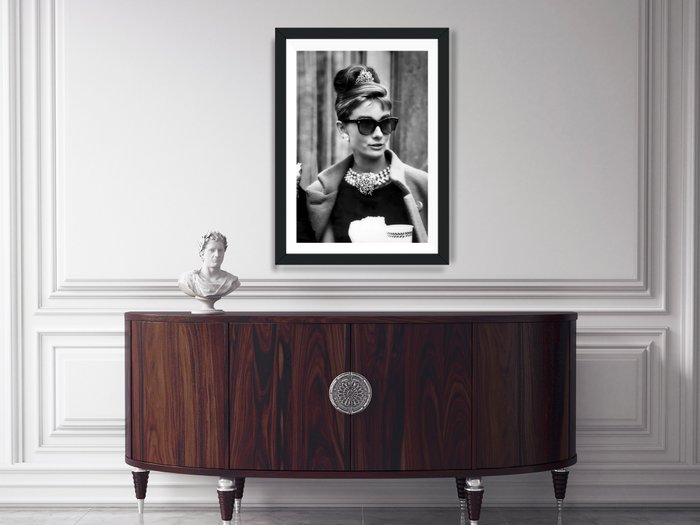 Breakfast At Tiffany's (1961) - Audrey Hepburn - Fine Art Photography - Luxury Wooden Framed 70X50 cm - Limited Edition Nr 01 of 30 - Serial ID 17221 - Original Certificate (COA), Hologram Logo Editor and QR Code - 100% New items.