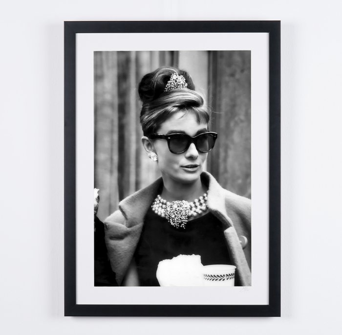 Breakfast At Tiffany's (1961) - Audrey Hepburn - Fine Art Photography - Luxury Wooden Framed 70X50 cm - Limited Edition Nr 01 of 30 - Serial ID 17221 - Original Certificate (COA), Hologram Logo Editor and QR Code - 100% New items.