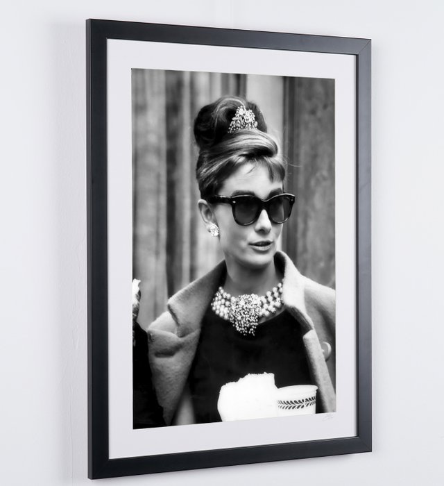 Breakfast At Tiffany's (1961) - Audrey Hepburn - Fine Art Photography - Luxury Wooden Framed 70X50 cm - Limited Edition Nr 01 of 30 - Serial ID 17221 - Original Certificate (COA), Hologram Logo Editor and QR Code - 100% New items.