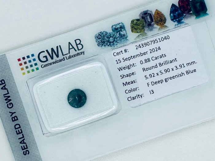 Ingen mindstepris - 1 pcs Diamant  (Farvebehandlet)  - 088 ct - Rund - Fancy deep Grønlig Blå - I3 - Gemewizard Gemological Laboratory (GWLab)