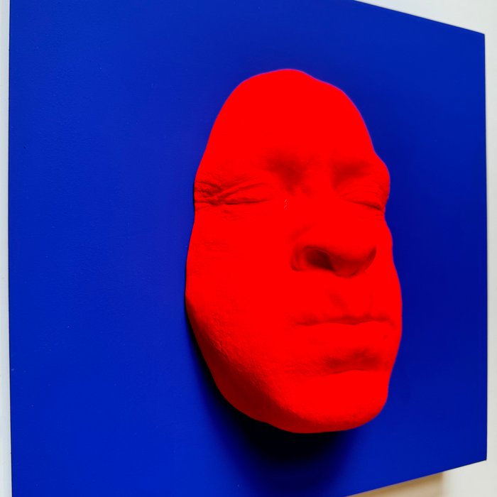 Gregos (1972) - Fluo red breathe on blue background