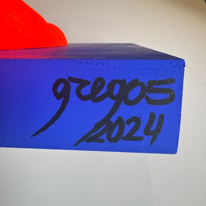 Gregos (1972) - Fluo red breathe on blue background