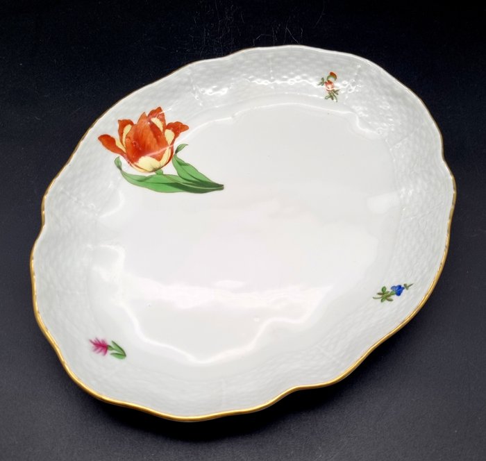 Herend - Bordservice - 1. valg. Serveringsfad med blomsterdekoration - Porcelæn