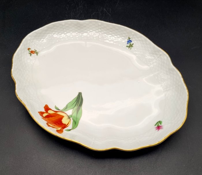 Herend - Bordservice - 1. valg. Serveringsfad med blomsterdekoration - Porcelæn