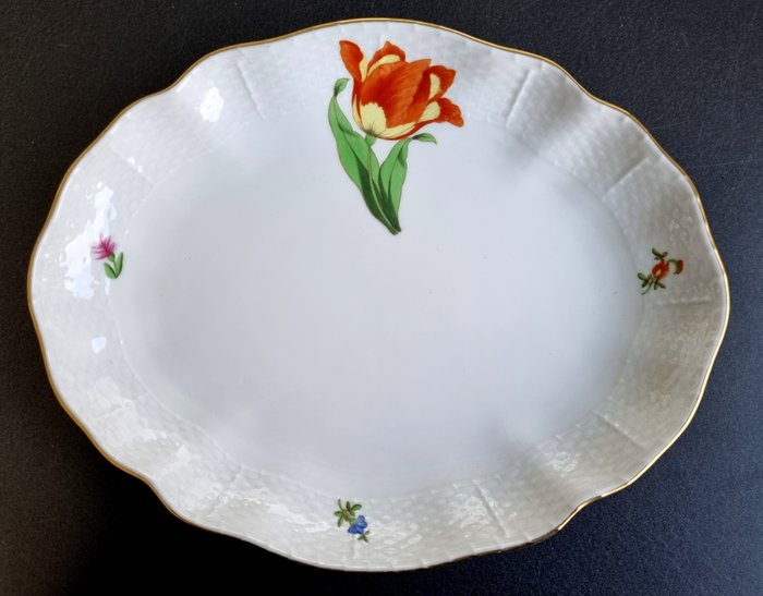 Herend - Bordservice - 1. valg. Serveringsfad med blomsterdekoration - Porcelæn