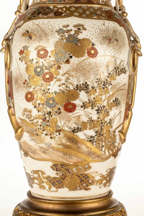 Vase - Bronze, Keramik, Et par satsuma-vaser på forgyldt bronzebund dekoreret med scener fra hverdagen - Japan - Meiji-perioden (1868-1912)